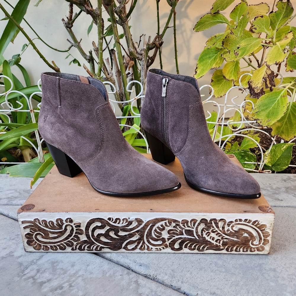Chic Frye Soft Grey Suede Ankle Booties - Picture 2 of 11